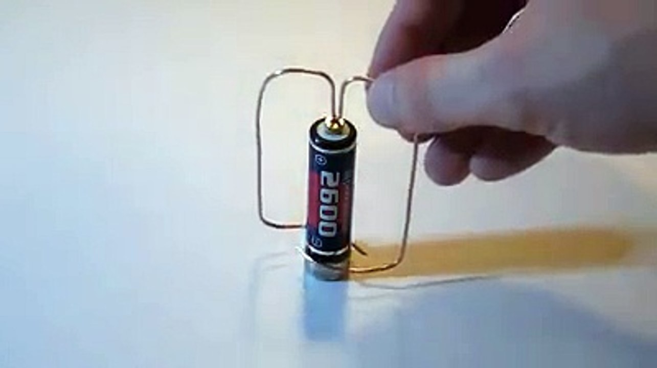 10936032_870856972965149_999168996_n.mp4