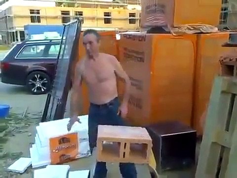 Un Polonais bourré se prend pour Bruce Lee