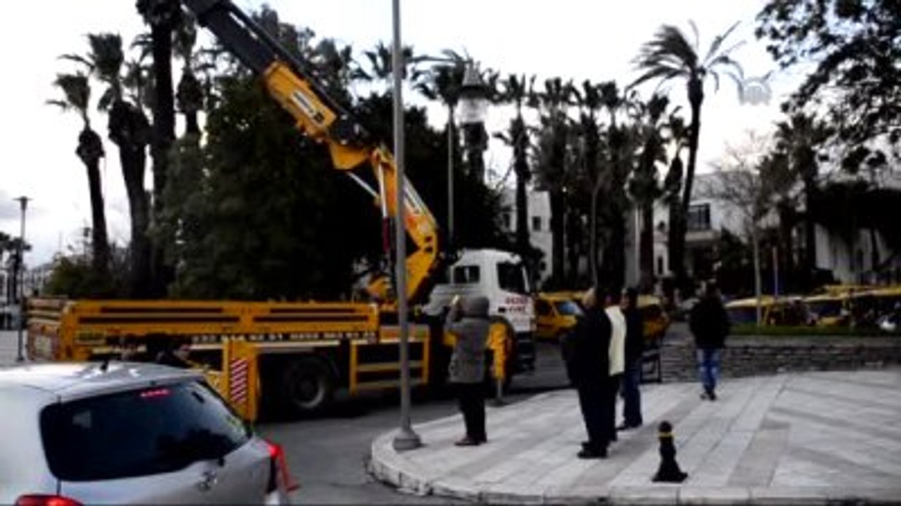85 Yaşındaki İnşaat Ustası, Cami Minaresini Vinç Üzerinde Tamir Etti