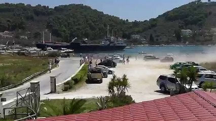 Sembrano divertirsi le persone che si aggirano intorno alla pista..