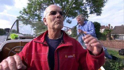 Rescue of a deer stuck in the River Thames