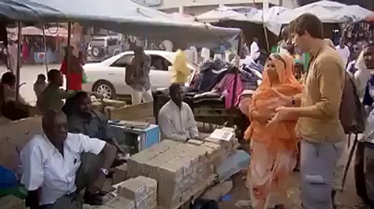 ایسی جگہ دیکھیں جہاں سڑکوں پر کرنسی نوٹ ایسے بک رہا ہے جیسے ریڑھی پر ٹماٹر