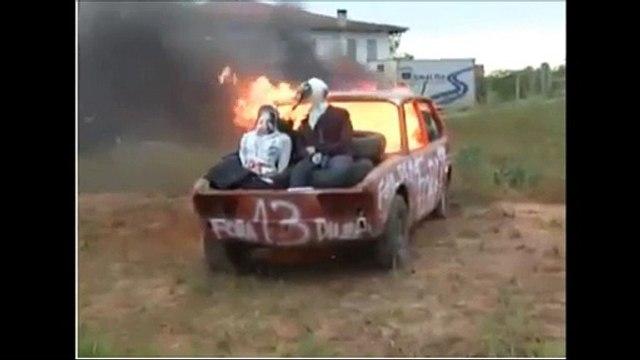 GREVE DOS CAMINHONEIROS: protestantes ateiam fogo em Dilma e Lula.