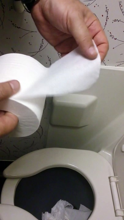 Having some fun in restroom : how to unwind toilet paper so fast...