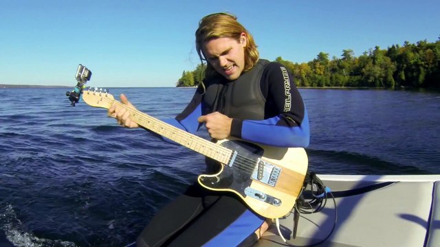 Un solo de guitare en Wakeboard... Sympa!