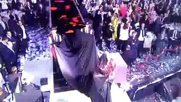 Chute spectaculaire de Madonna aux Brit Awards