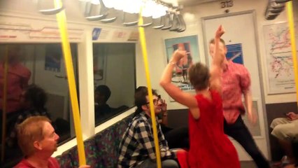 Il fait danser les gens dans le tramway