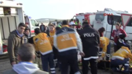 Karacabey' de Öğrenci ve İşçi Servisleri Çarpıştı: 1 Ölü, 30 Yaralı