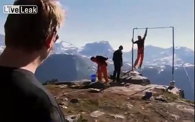 Il fait des acrobaties au bord d’une falaise et…