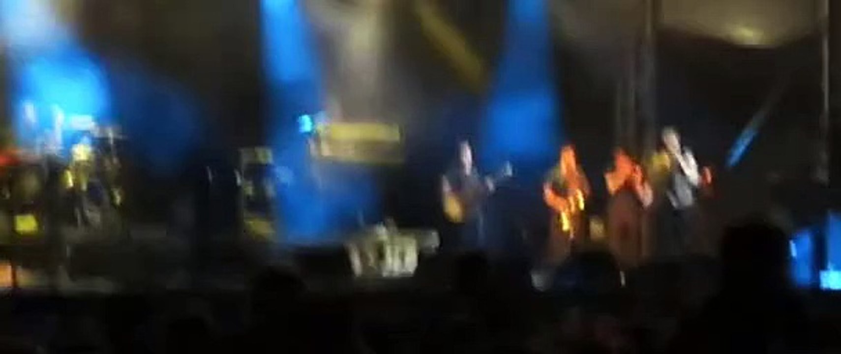 ოლი მურსი სიმღერის დროს კიბეებზე დაცურდა