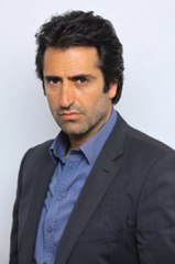 Mahsun Kırmızgül Poz Verirken Fermuarının Açık Kaldığını Fark Etmedi