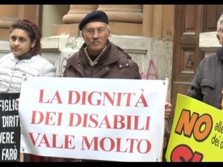 Download Video: Napoli - Tagli ad assistenza disabili, protesta davanti alla Regione -2- (25.02.15)