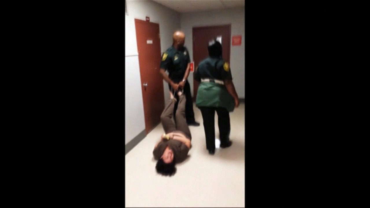 Tirée par les pieds par un policier dans un tribunal de Floride