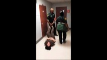 Tirée par les pieds par un policier dans un tribunal de Floride