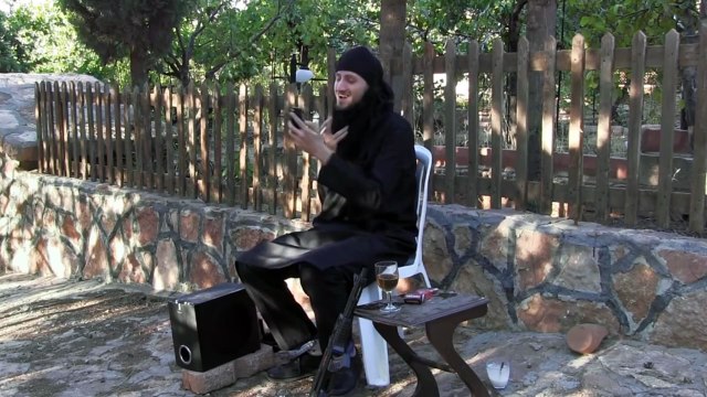 Ils parodient les vidéos de Daesh avec humour
