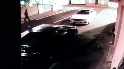 FAIL du jour : Un voleur de voiture s’assomme avec sa propre brique! Solide le are-brise Mecedez!