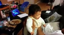 Le fou rire de ce papa avec son bébé