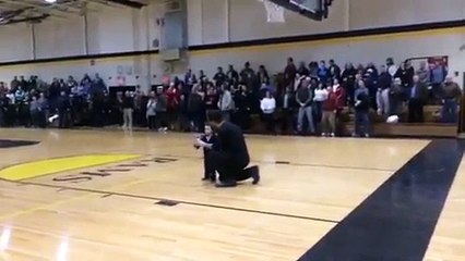 Un enfant de 2 ans chante l'hymne national américain!