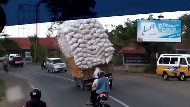 Dunya News - What Happens When Truck Is Overloaded?
