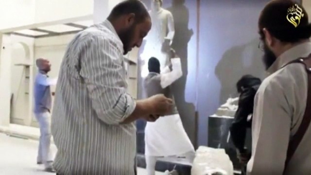 Islamic State video shows militants smashing Iraq artefacts