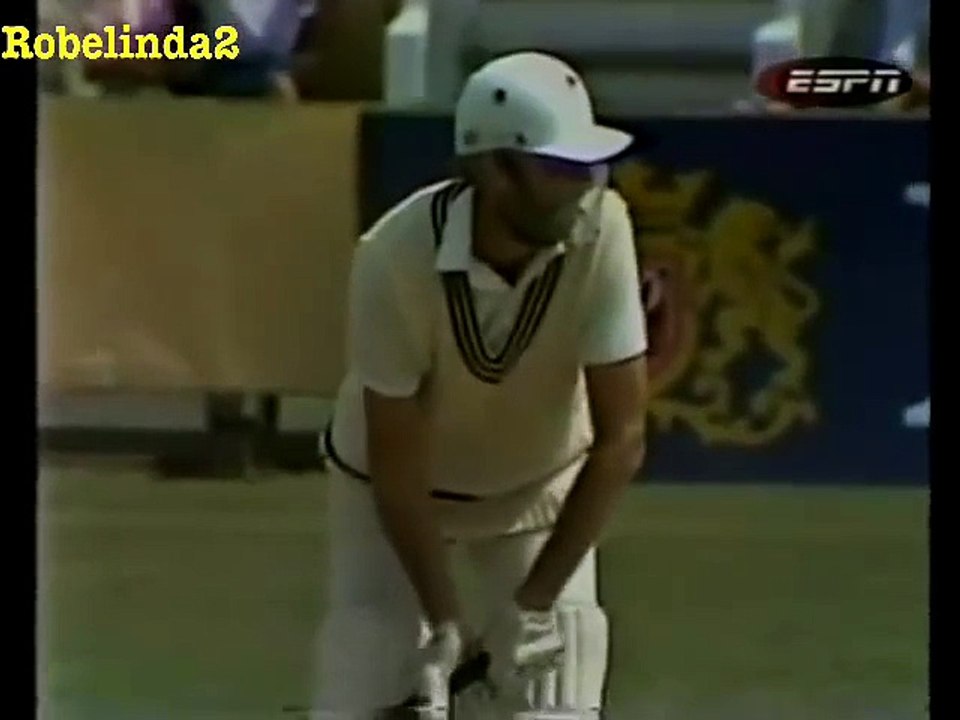 Wasim Akram ignores umpire and tries to kill a #11 batsman