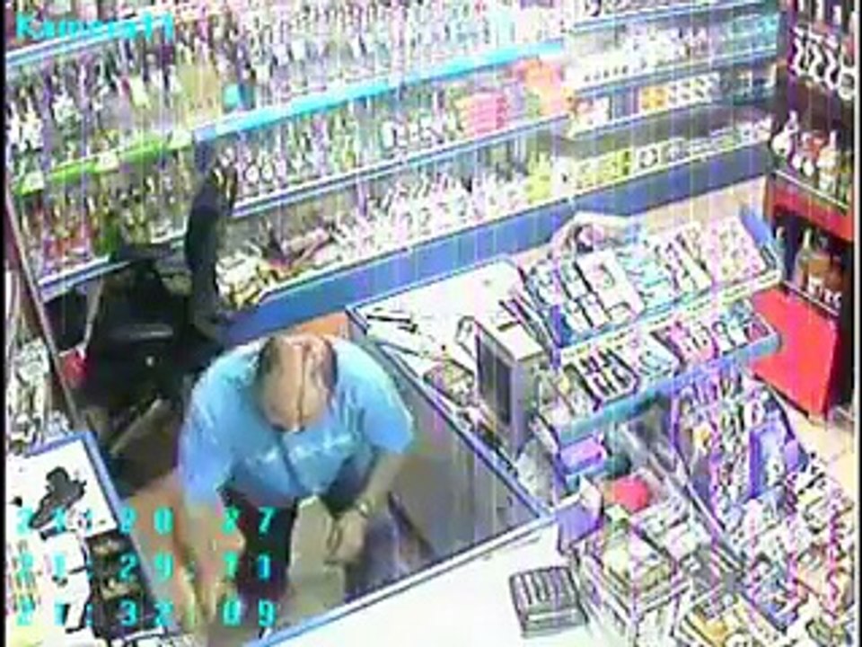 Grocery Store theft attempts failed by a Brave man who tackles with gun