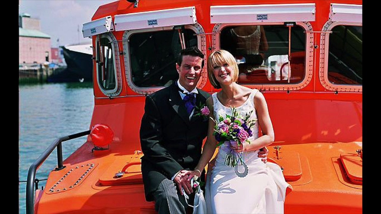 il à perdu sont alliance et la retrouve 6 ans plus tôt !