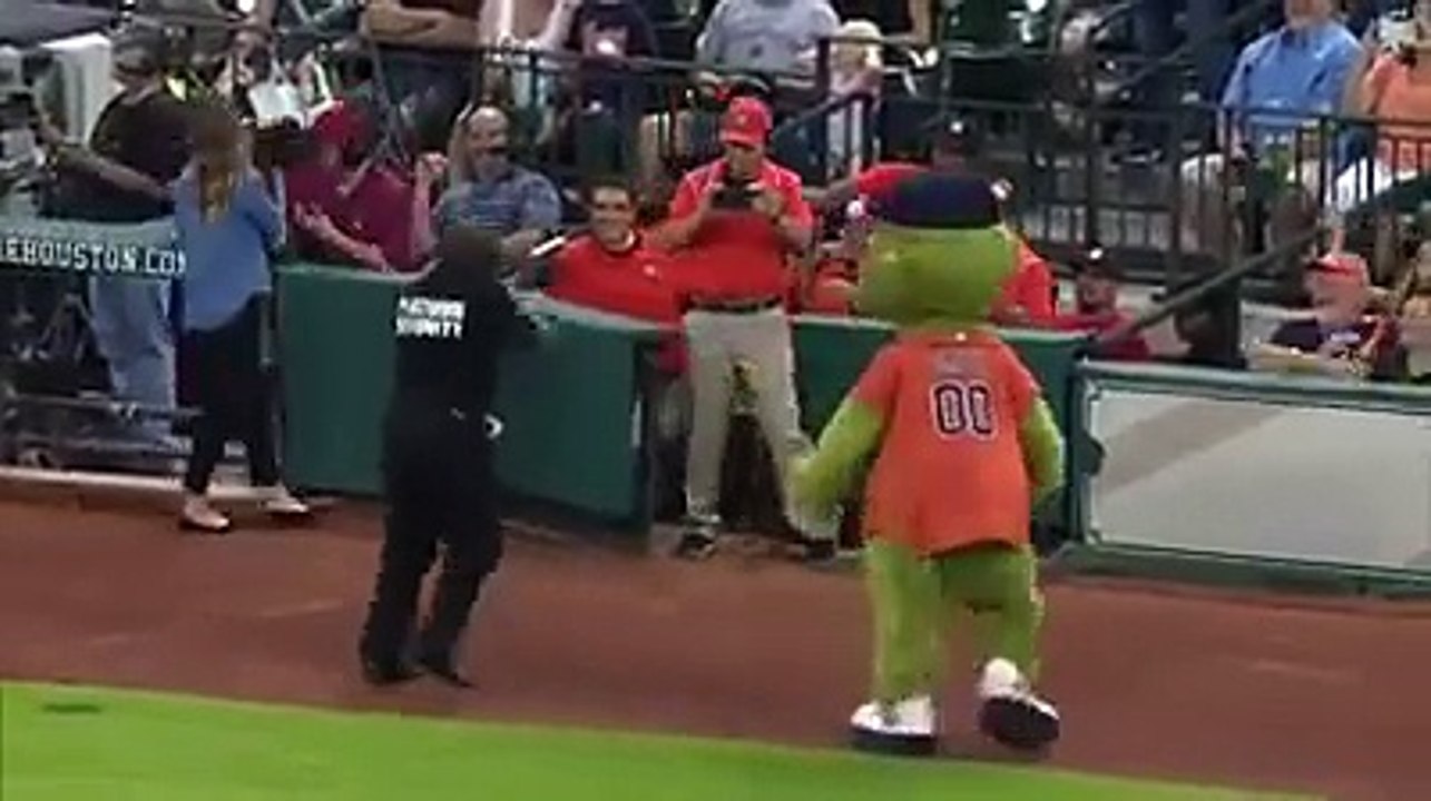 Quand la mascotte défie un agent de sécurité aussi States !!
