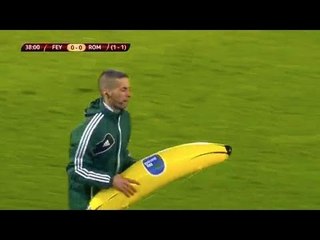 Vidéo: les supporters du Feyenoord Rotterdam lancent une banane géante à Gervinho