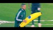 Des supporters de Feyenoord jettent des bananes sur Gervinho - Ligue Europa
