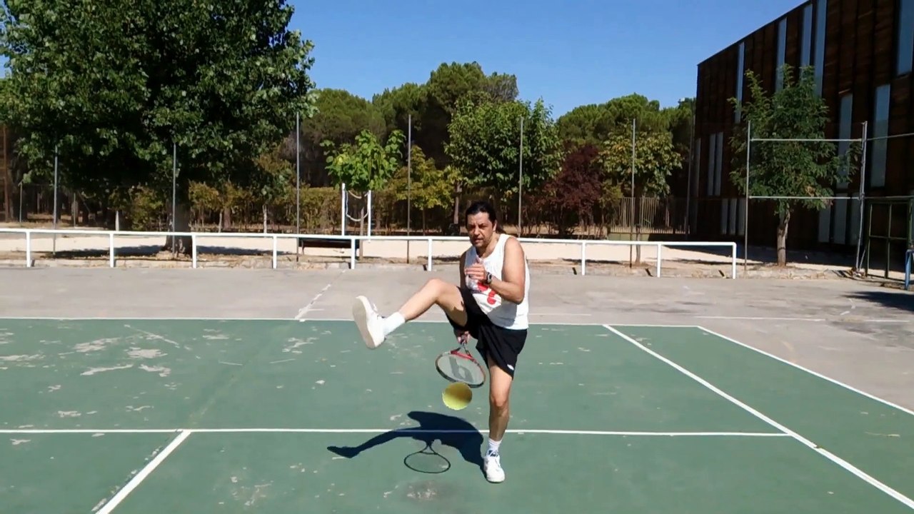 Tenis underwater