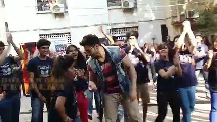 Varun Dhawan & Yami Gautam Hot Romantic Chemistry In Public   Badlapur Movie Promotion!