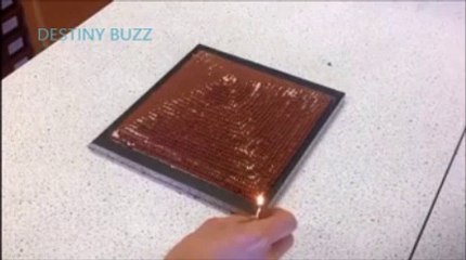 Il met le FEU à une PYRAMIDE d'Allumettes !