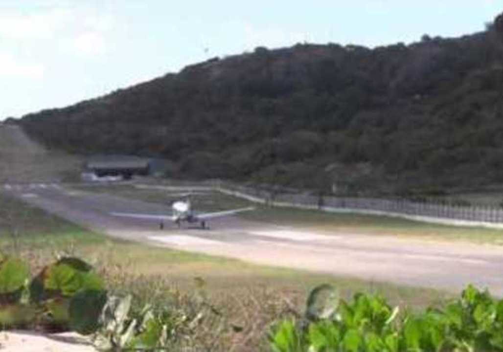 Dramatic Plane Landings at St. Barts Airport