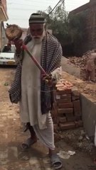 Amazing voice of an aged man.