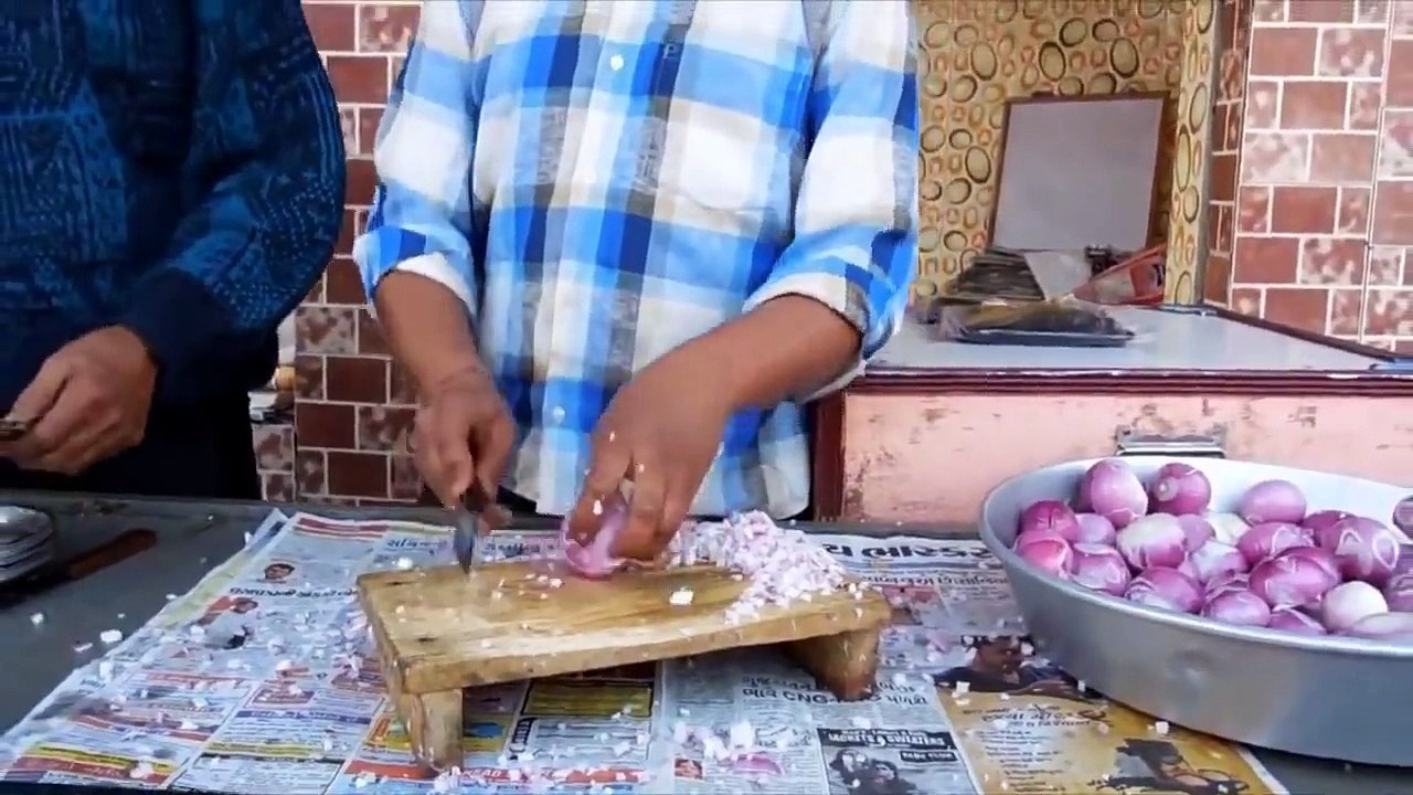 Cet indien coupe des oignons plus vite q'un mixeur!