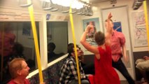Des gens dansent dans le tramway (Australie)