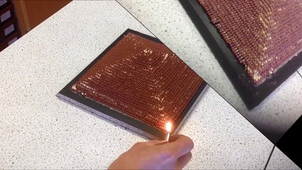 Il enflamme une pyramide de 5000 allumettes