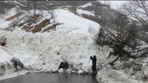 Pyrénées: coulée de neige sur la chausée