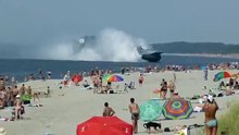 Un aeroglisseur accoste le long d'une plage