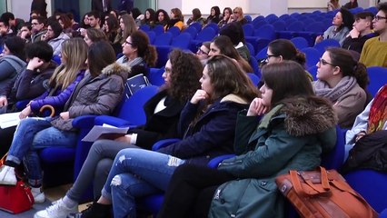 Napoli - Omicidio Garlasco, gli studenti del Suor Orsola "assolvono" Alberto Stasi (26.02.15)