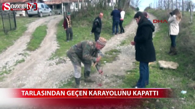 Sinop'ta tarlasından geçen karayolunu kapattı
