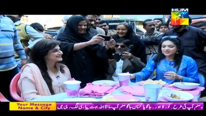1 Fan Show k beech me agayi or sanam jung ko dhake de de k rambo or sahiba se tasveer khichwane lagi