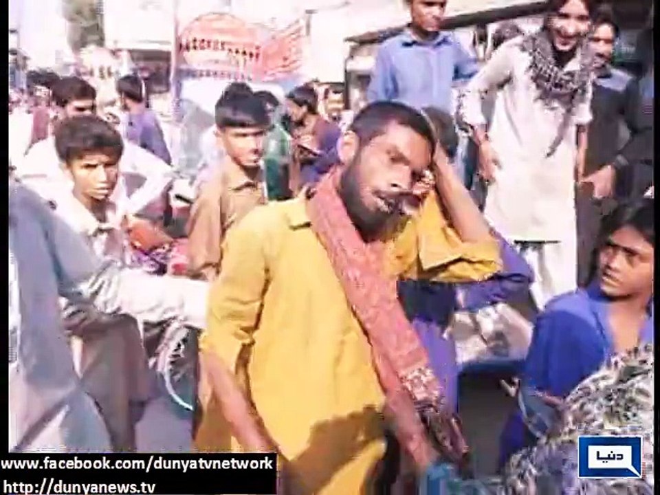 Dunya News - Muzaffargarh: Women treat phone snatcher with batons