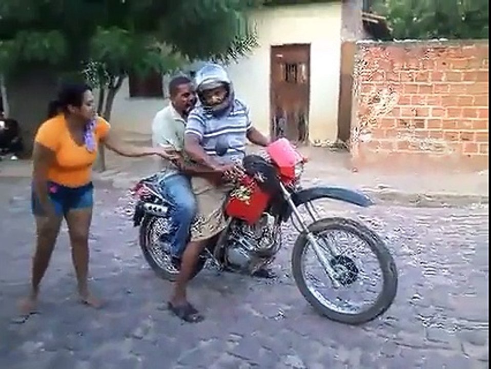 Un gars bourré, une moto et le tour est joué ... Mega FAIL !