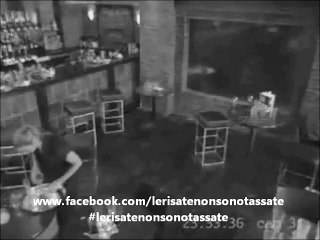 La cameriera pulisce il tavolo e combina un disastro!.