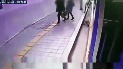 Cede el suelo y cae una pareja surcoreana