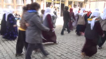 Silopili Kadınlar Erkekleri Kaldırıp Sandalyelere Kendileri Oturdu