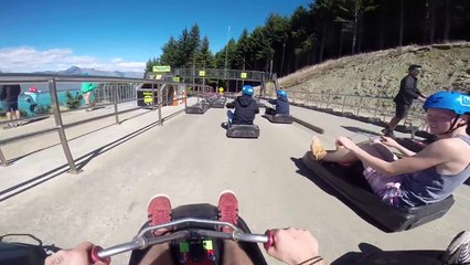 Amigos fazem corrida animal de rolemã