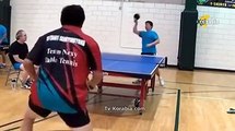 ياباني يحرز نقطة من وراء ظهره فى كرة الطاولة
